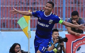 Cựu sao Bayern chia sẻ với Anh Đức sau 'tai nạn' trên sân Lạch Tray