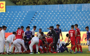 Trọng tài Ngô Duy Lân cứu sống cầu thủ Bình Dương, Hà Nội giật điểm phút cuối