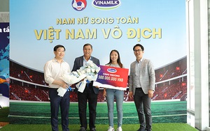 HLV Mai Đức Chung, Huỳnh Như và Chương Thị Kiều 'được mùa' nhận thưởng