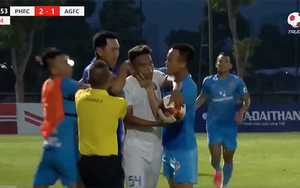 HLV bóp cổ cầu thủ và báo động sự xấu xí ở sân cỏ Việt