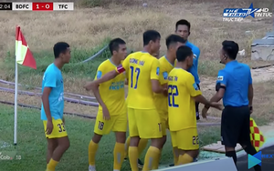 Trọng tài bị phản ứng ở giải hạng nhất quốc gia