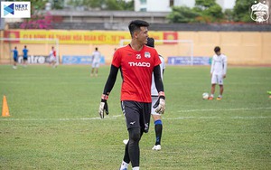 Bửu Ngọc 'học' Ronaldo xô ngã trọng tài