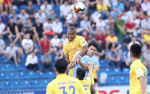 Chuyển nhượng V-League 2021: 'Trâu chậm uống nước đục'