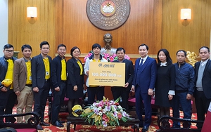 Công Phượng cùng cầu thủ HAGL làm từ thiện