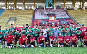 Thầy Lee Nguyễn lì xì cho học trò