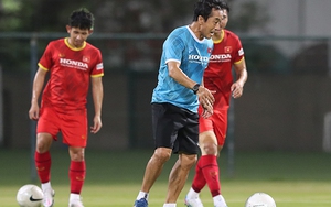 Trợ lý Lee Young Jin được HLV Park Hang Seo cực tin tưởng