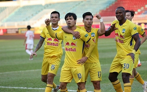 HLV Park Hang Seo âu lo với cầu thủ HAGL