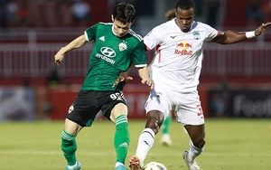 HLV Kiatisuk nên trao băng đội trưởng cho ngoại binh