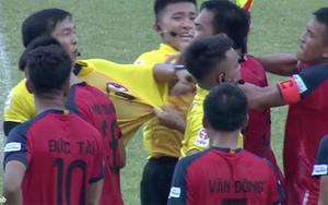 Cầu thủ đánh trọng tài có thể bị treo giò vĩnh viễn