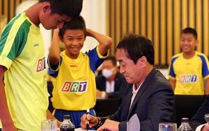 Trợ lý HLV Park Hang Seo 'Chắp cánh ước mơ' cho trẻ em Vũng Tàu