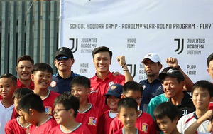 Bùi Tiến Dũng 'chơi đẹp' với cầu thủ nhí