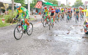 Tay đua 'sụp ổ gà, bay xuống ruộng' ở cuộc đua xe đạp Đồng bằng sông Cửu Long 2017