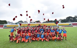 Sol Campbell đá cặp ăn ý với cựu sao M.U, ấn tượng bóng đá trẻ Việt Nam