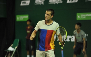 Tay vợt từng thắng Federer không có đối thủ ở Việt Nam