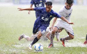 HLV Hữu Thắng lại khổ vì mặt sân, U22 Việt Nam hạ nhiệt vì thời tiết