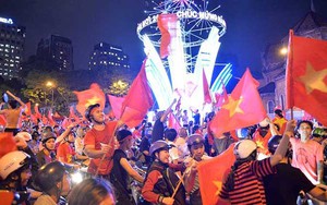 CĐV TP.HCM ngất ngây với thầy trò HLV Park Hang Seo