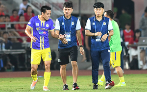 Cầu thủ Hà Nội căng thẳng, Văn Quyết trao đổi kỹ lưỡng với BHL sau khi bị Hải Phòng dẫn trước