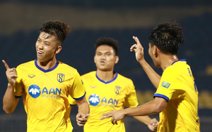 Phan Văn Đức lập cú đúp trong ngày HLV Park Hang Seo dự khán