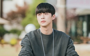 Nam chính 'Cheer Up' rạng rỡ ở họp báo phim mới, sát cánh 'tình cũ Seohyun'