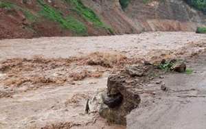 Bão số 2: Lũ cuốn trôi xe, 2 cán bộ kiểm tra giao thông tử vong