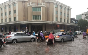 Cảnh báo mưa to, ngập úng, gió giật mạnh tại Hà Nội