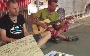 PHẢN CẢM: Tây 'ba lô' sang Đông Nam Á ‘ăn xin’ lấy tiền đi du lịch