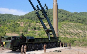 Tên lửa Triều Tiên vào vị trí, cả thế giới nín thở chờ quyết định của ông Kim Jong-un