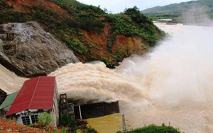 Áp thấp nhiệt đới: Mưa lớn gây vỡ đập, sạt lở đất lấp nhà dân tại Hà Tĩnh