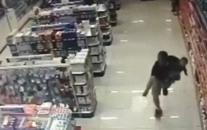 Video chấn động: Cảnh sát vừa bế con vừa đấu súng tiêu diệt 2 tên cướp trong cửa hàng