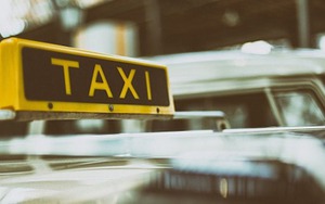 Thủ lĩnh khét tiếng nhất thế giới của IS tháo chạy trên xe taxi màu vàng