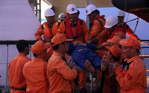 Đưa 2 ngư dân tàu cá bị chìm về đất liền cứu chữa, tiếp tục tìm kiếm người mất tích