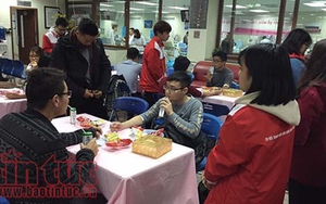 Mặc trời mưa rét, hàng trăm người vẫn xếp hàng hiến máu nhóm O