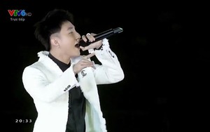 VIDEO: Sơn Tùng M-TP hát 'Tiến lên Việt Nam' làm SVĐ Mỹ Đình 'bùng nổ'