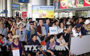 Sân bay Tân Sơn Nhất 'chật cứng' thân nhân đón người nhà về quê ăn Tết