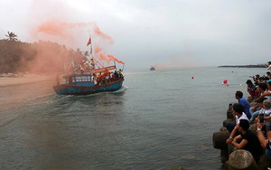 Ngư dân Phổ Thạnh, Quảng Ngãi 'xông biển' lấy lộc đầu năm