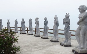 12 con giáp ở Hải Phòng được mặc thêm đồ bơi cho hợp với không khí biển