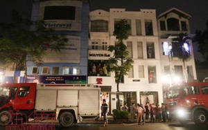 Cháy lớn cửa hàng thời trang Moschino trên đường Hai Bà Trưng