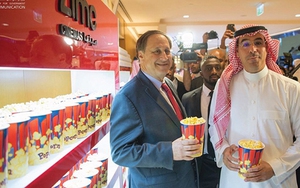 Đại gia Saudi Arabia thích thú ăn bỏng ngô, xem phim trong rạp chiếu sau 35 năm bị đóng cửa