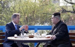 VIDEO: Hé lộ nội dung hai lãnh đạo Hàn-Triều nói trong cuộc trò chuyện riêng tư trên cầu?