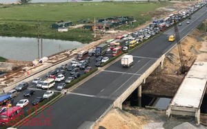 Ùn ùn về lại Thủ đô: Cao tốc Pháp Vân tắc dài hàng km, bến xe đông như nêm
