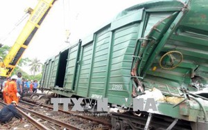 Huy động 2 cần cẩu chuyên dụng để cẩu toa tàu vụ tai nạn tại Quảng Nam