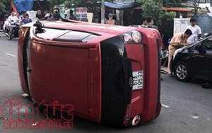 Thanh niên 17 tuổi điều khiển ô tô gây tai nạn lật nghiêng trên đường