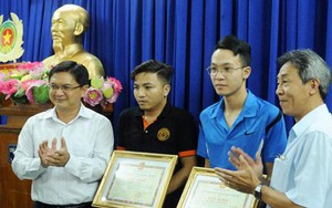 Thưởng nóng ba nhân viên ngân hàng truy bắt thành công tên cướp có hung khí tại TP HCM