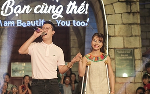 Xúc động hình ảnh Hoàng Bách hát với cô gái đi trên đôi nạng