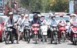 Ngày 24/6, học sinh làm thủ tục thi THPT quốc gia, miền Bắc có mưa, miền Trung nắng nóng, miền Nam trời nắng