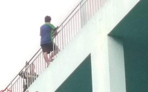 Thất tình, trèo lan can tầng 5 bệnh viện đòi tự tử