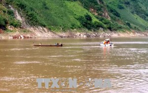 Tìm được thi thể nạn nhân đầu tiên trong vụ lật thuyền trên sông Đà