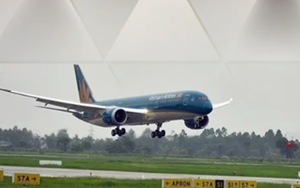 VIDEO Máy bay nổ lốp khi hạ cánh tại Cảng Hàng không Vinh