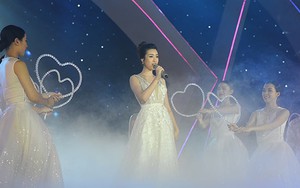 VIDEO Hoa hậu Đỗ Mỹ Linh hát 'Cảm ơn tình yêu' ngọt lịm 'đốn tim' khán giả Đà Nẵng