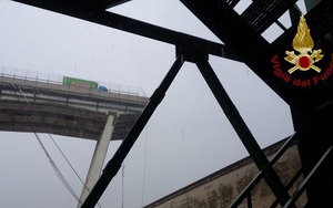 Sập cầu cạn cao trăm mét tại Italy: Ít nhất 22 người đã chết